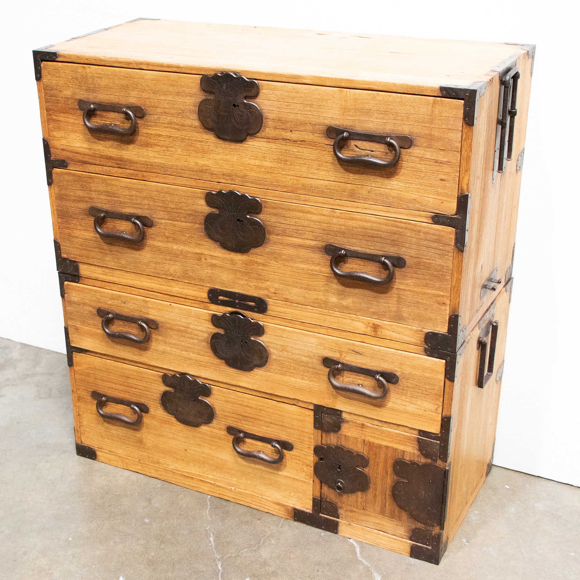 Kiri Isho Dansu | Antique Tansu Clothing Chest