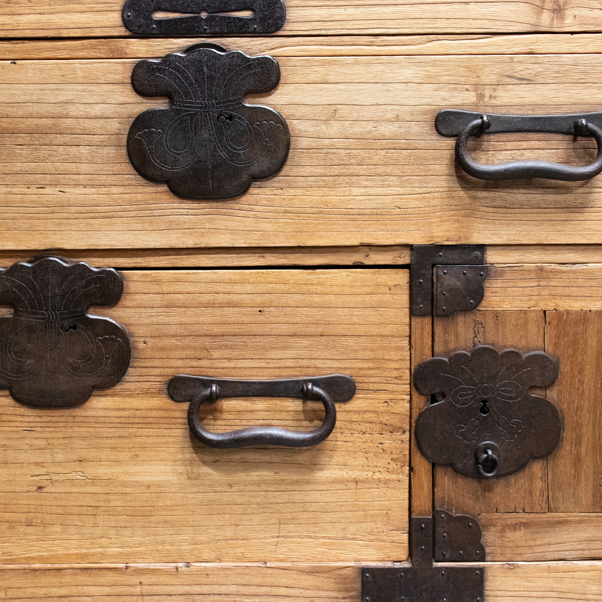 Kiri Isho Dansu | Antique Tansu Clothing Chest