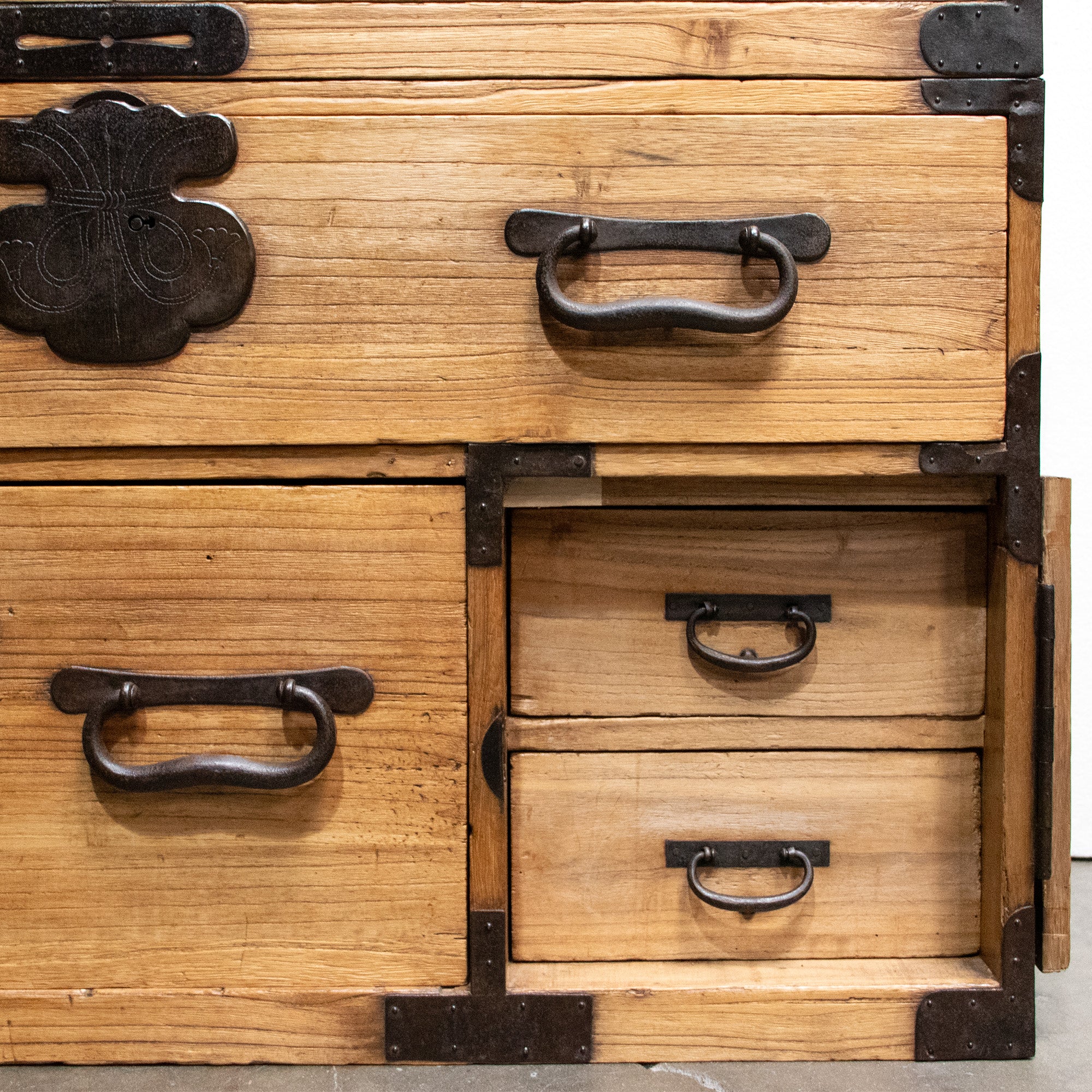 Kiri Isho Dansu | Antique Tansu Clothing Chest