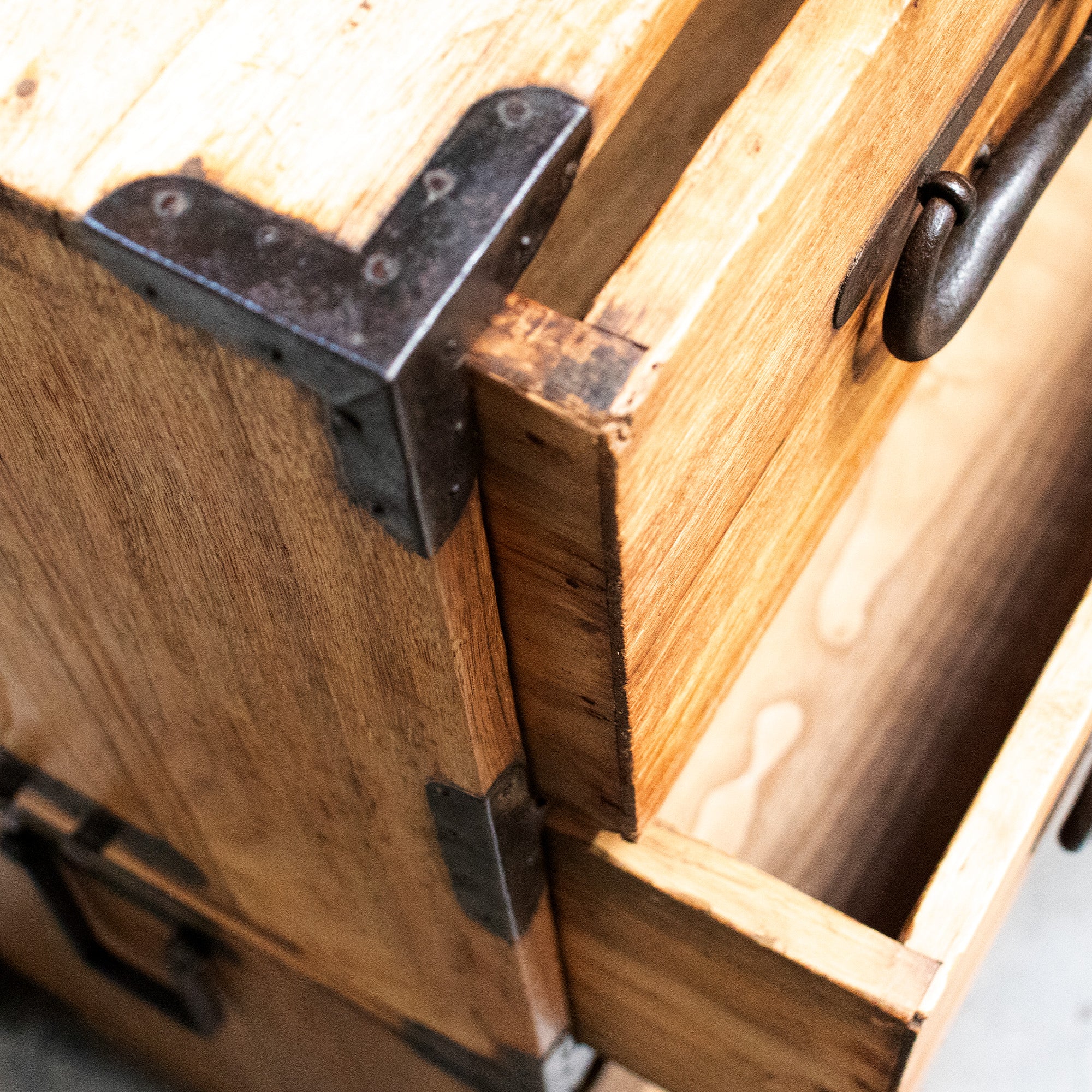 Kiri Isho Dansu | Antique Tansu Clothing Chest