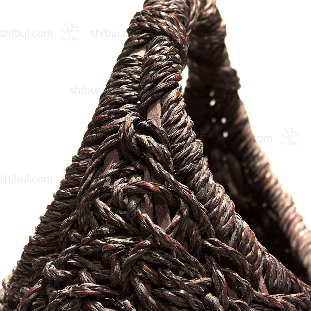 zoom in of irregular basket plaiting