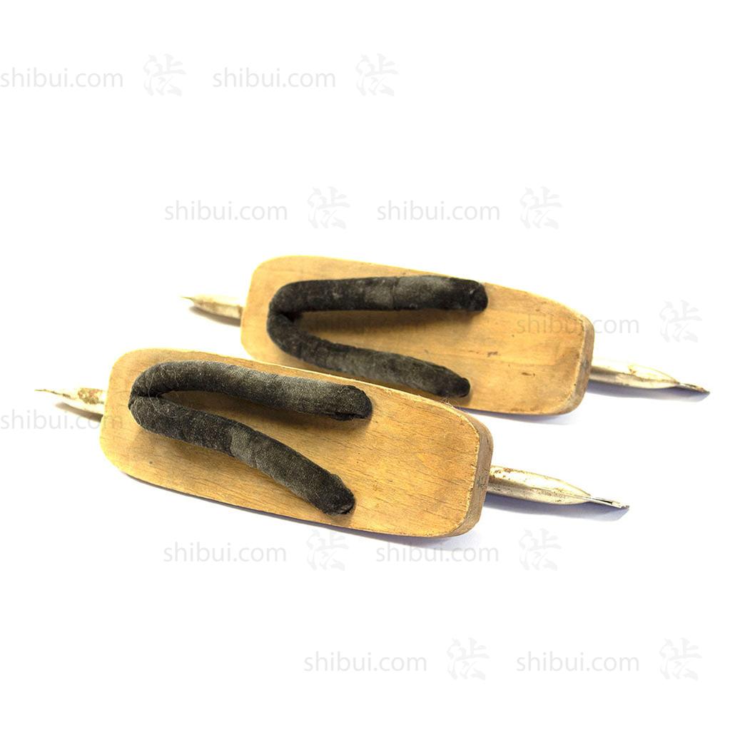 Suberi Geta "Ice Skates" by Watanabe Seiichi