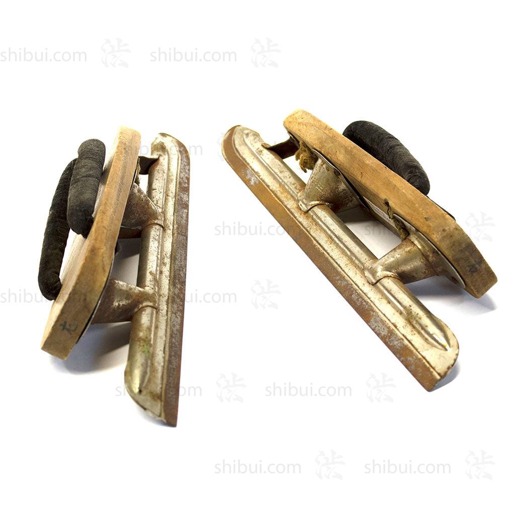 Suberi Geta "Ice Skates" by Watanabe Seiichi