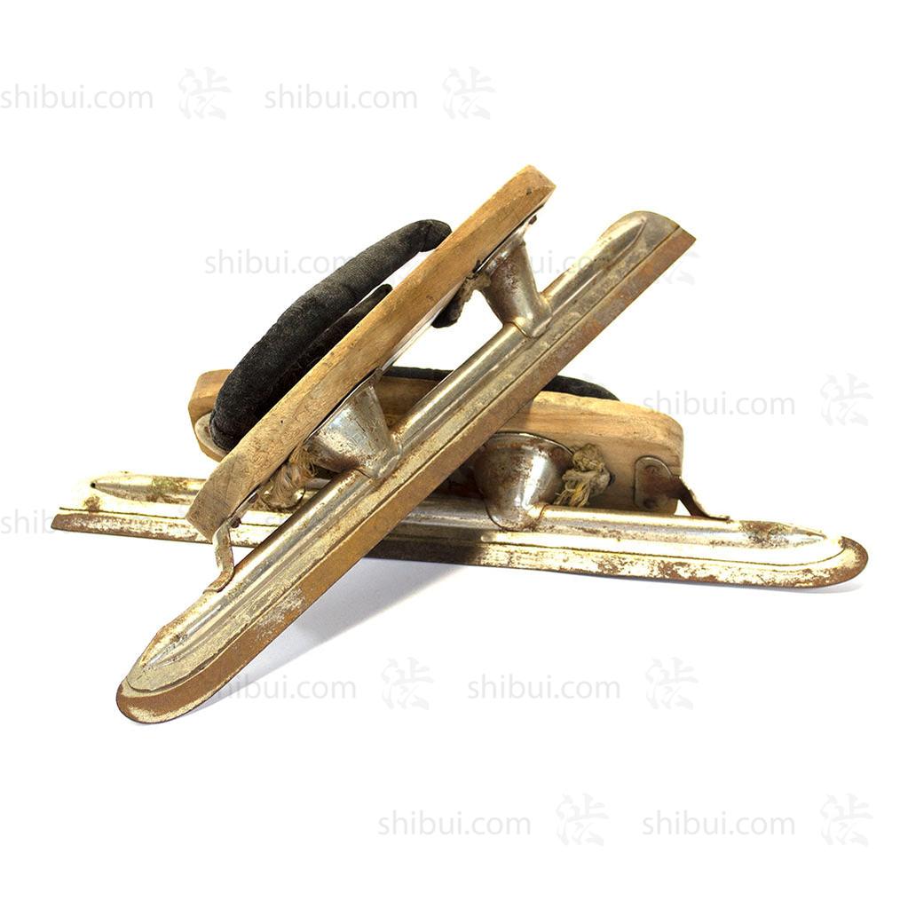 Suberi Geta "Ice Skates" by Watanabe Seiichi