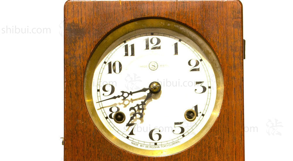 round white clock face