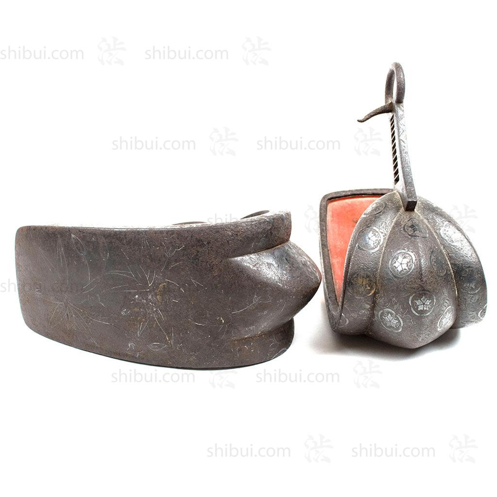 Abumi Stirrups - Iron & Lacquer w/ Inlaid Bellflower Mon
